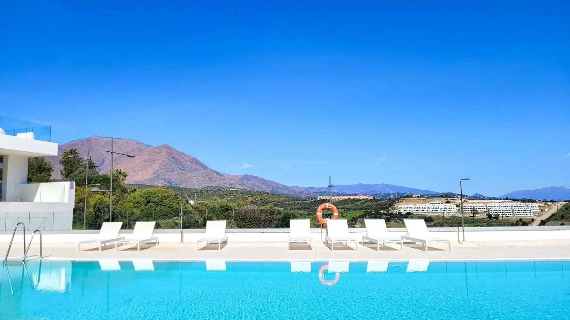 Two Bedroom Apartment In Mirador Del Golf Estepona